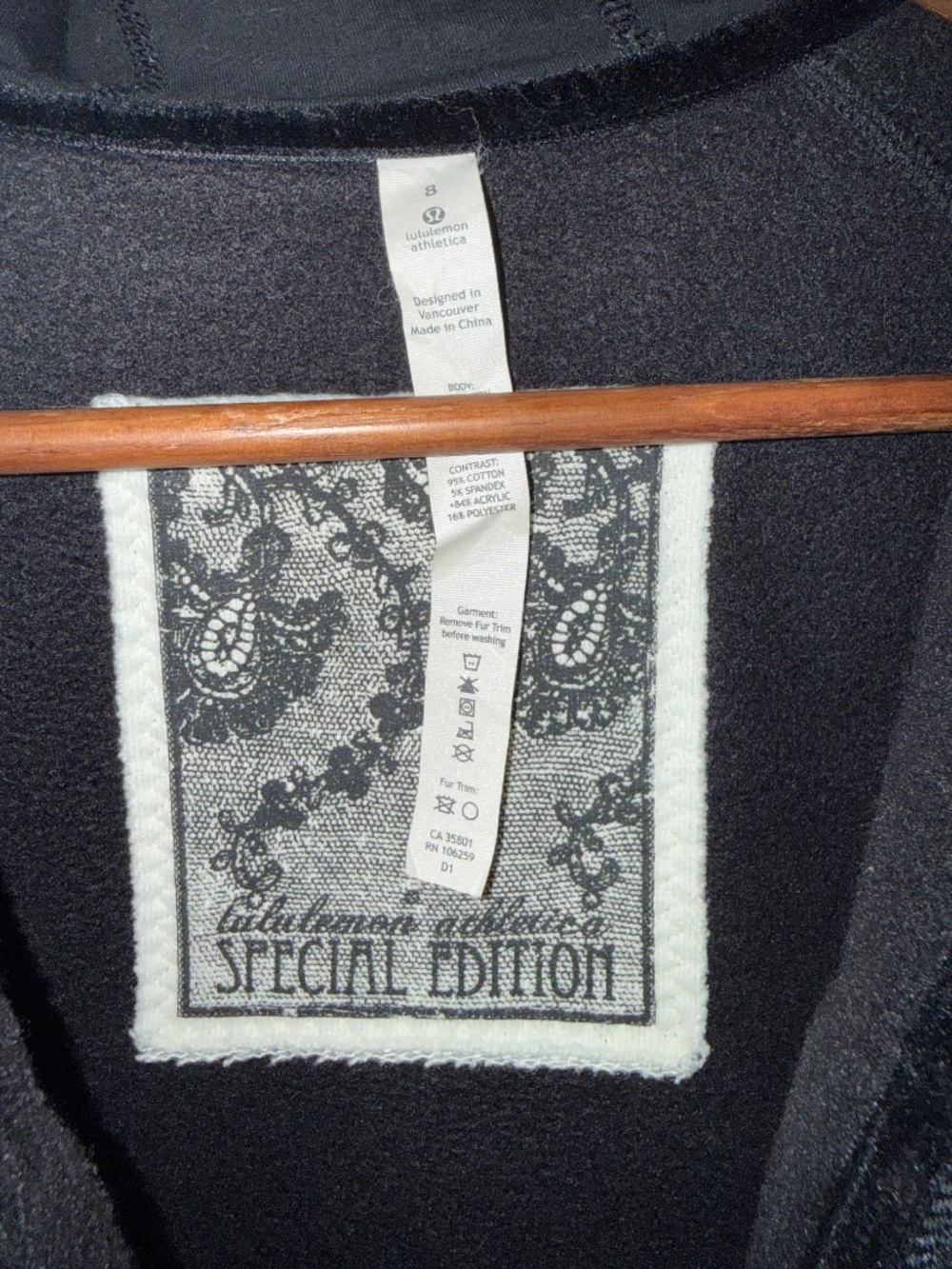 RARE VINTAGE Lululemon Scuba Hoodie Special Edition *Faux Fur Trim Black Size 8 - Picture 4 of 5